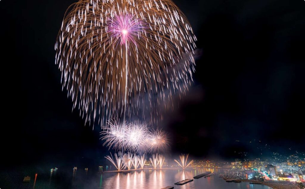 熱海湾に打ち上がる大玉の花火
