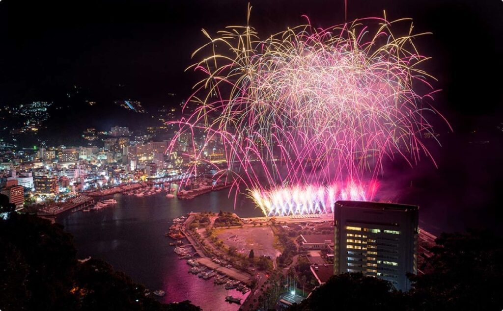 熱海湾に打ち上がる花火を見下ろす