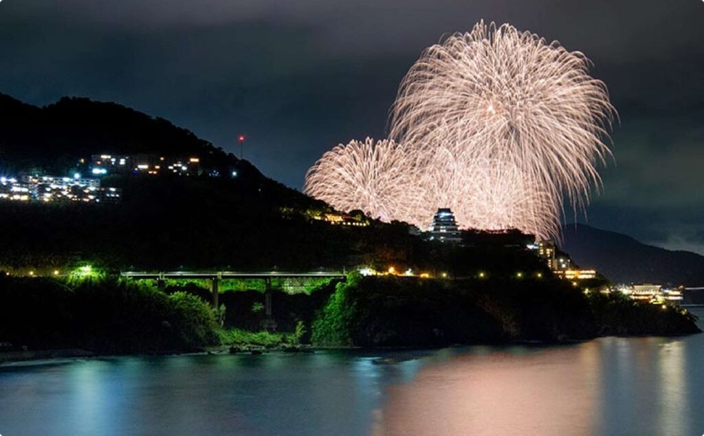 山のシルエット越しに見える熱海海上花火大会