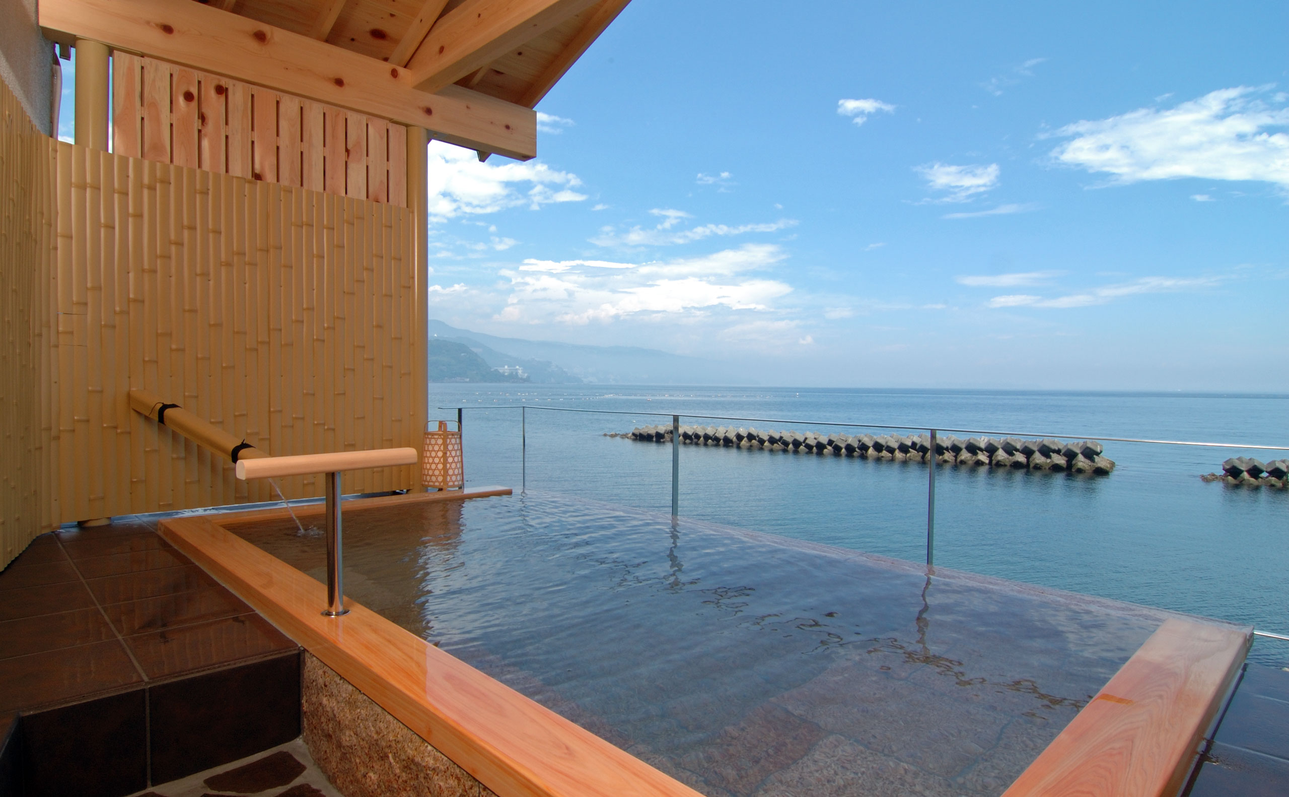 海に浮かぶ露天風呂