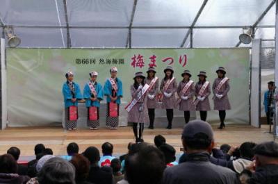熱海の「ミス梅娘」と「椿まつり」のPRに訪れた東京・伊豆大島の「ミス椿の女王」