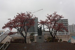 釜鳴屋平七像両脇(平成22年2月12日撮影)