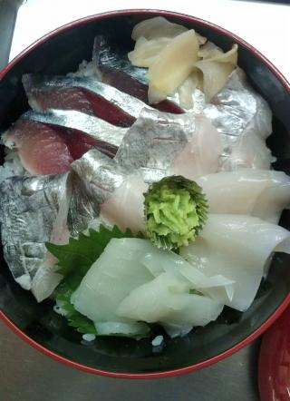 10月4日　「あじろ時魚丼」じざかな丼です。