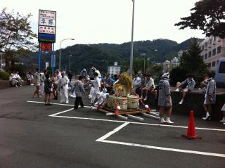 平鶴　駐車場　昼の神輿