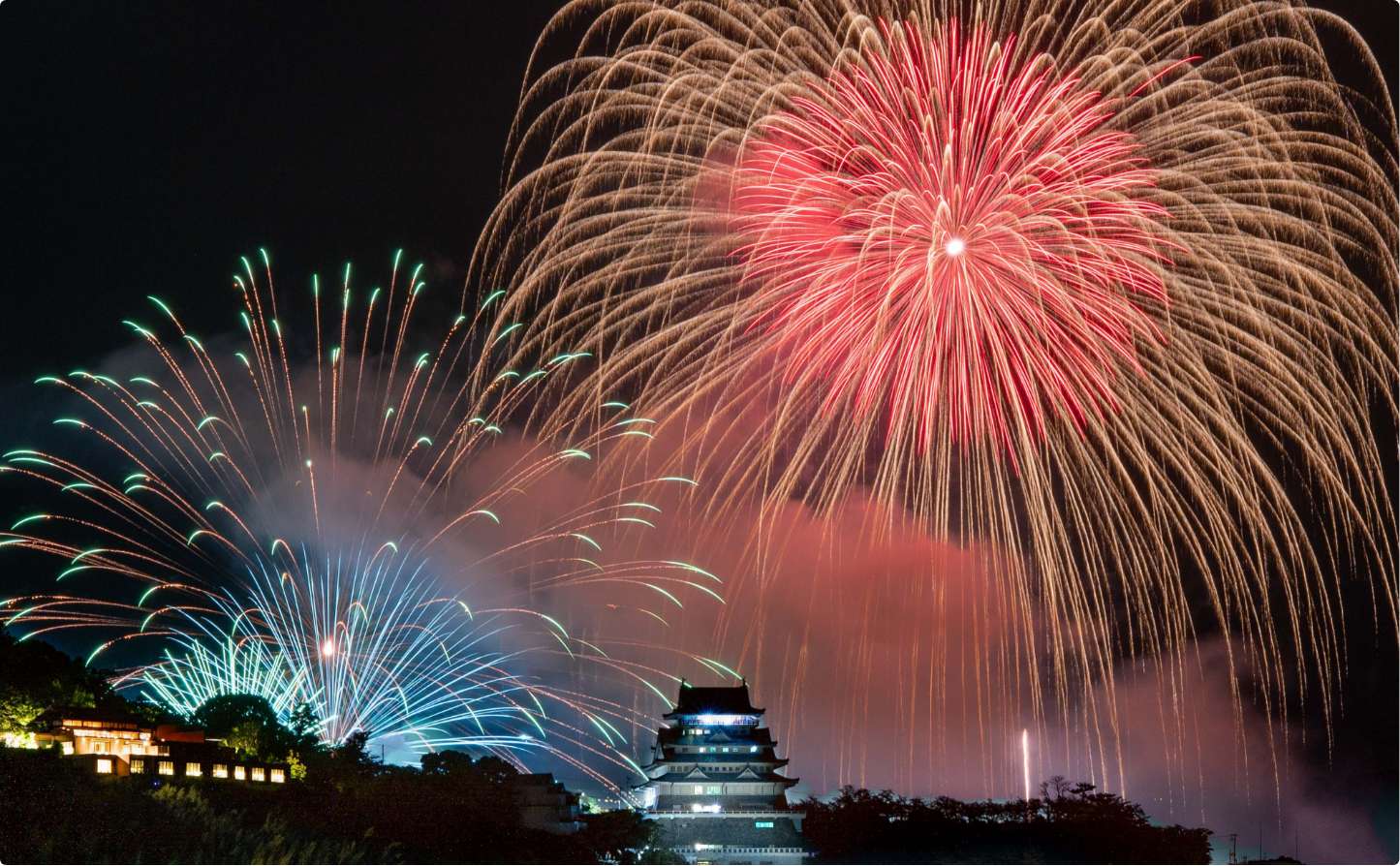 熱海城のバックに打ち上がる大花火