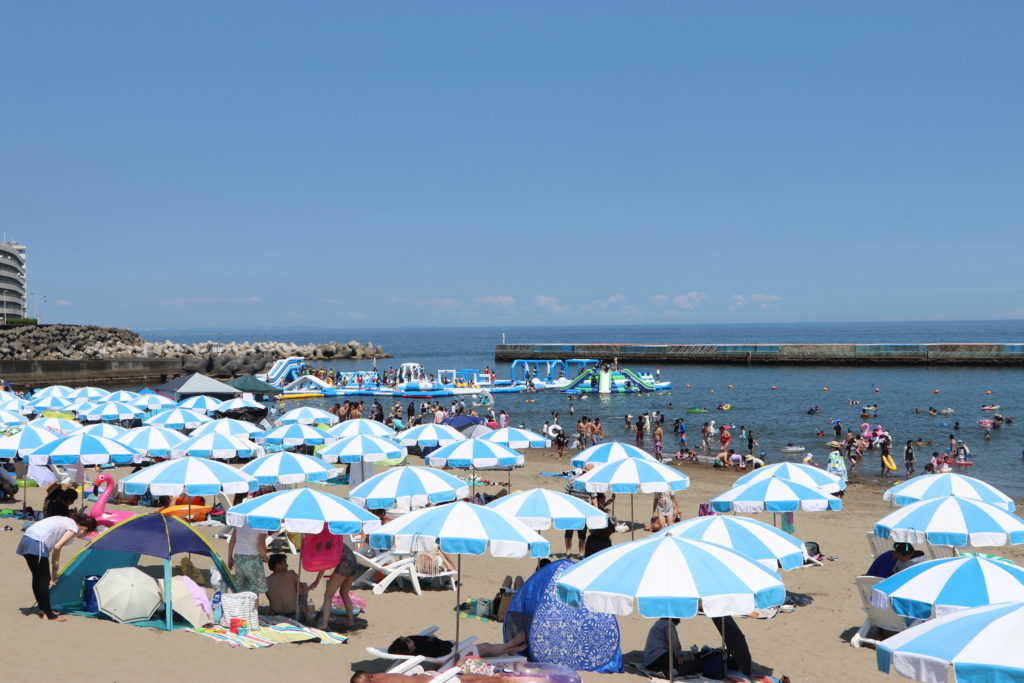 ビーチパラソルとテント 熱海サンビーチを埋め尽くす 猛暑で大混雑 熱海温泉 湯の宿 平鶴 ひらつる