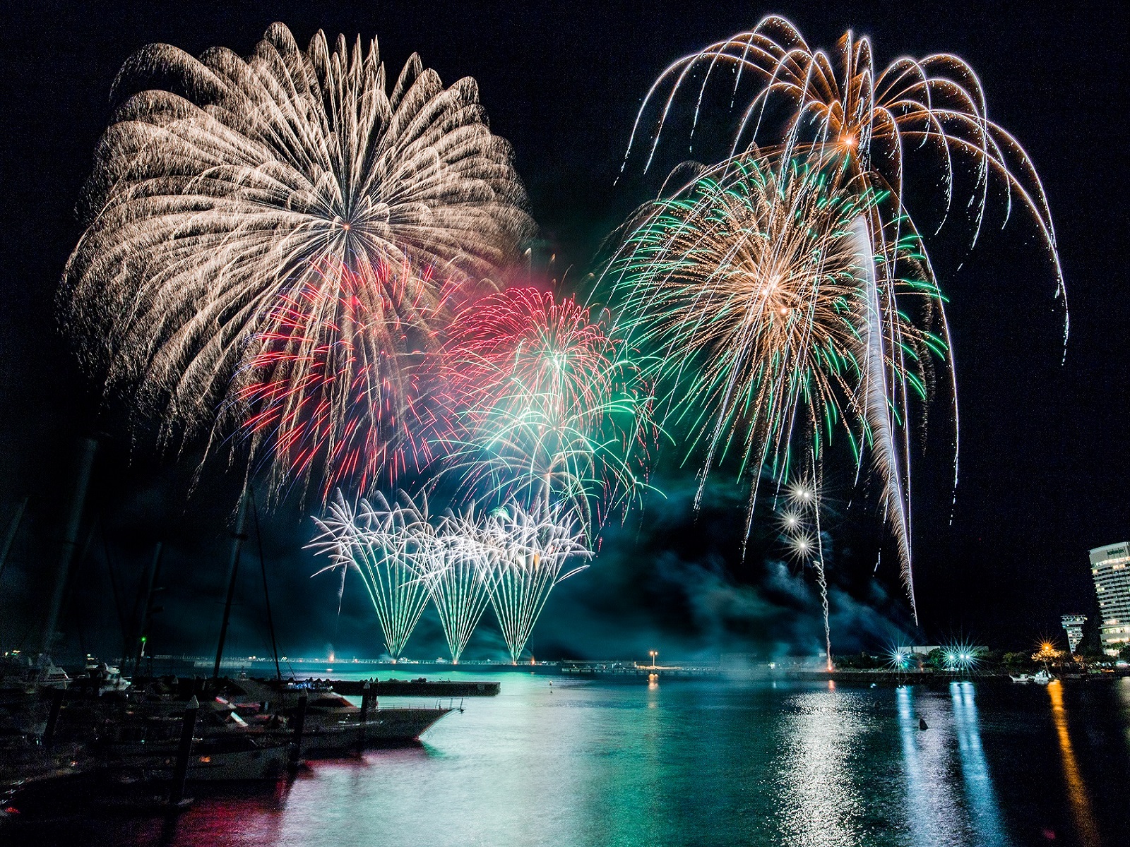 8/26この夏の最後の熱海海上花火大会です。 | 熱海温泉 湯の宿 平鶴