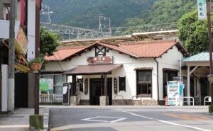 網代駅のレトロな駅舎
