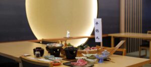 熱海温泉平鶴の食事処のテーブルに並ぶ料理