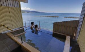 熱海温泉平鶴の露天風呂「潮彩」から海を眺める