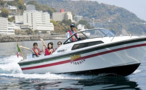 熱海の海で楽しむモーターボートアクティビティ