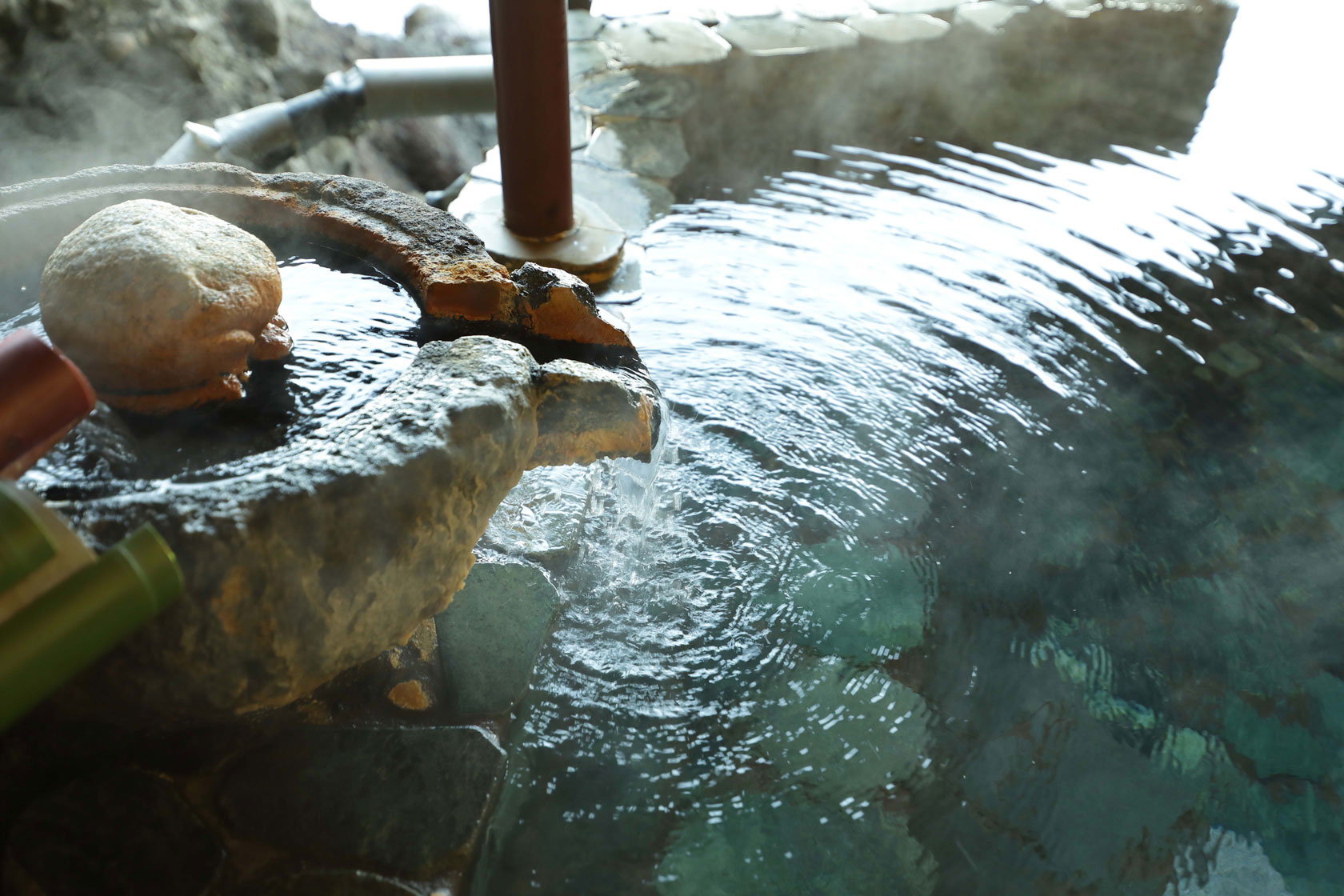 Atami Onsen Heizuru's natural free-flowing open-air bath