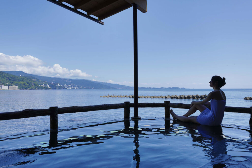 在露天浴池放鬆身心，欣賞熱海溫泉平鶴的景色